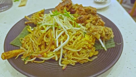 Zoom in on Soft Shell Crab Pad Thai with Bean Sprouts Stock Footage 314984990