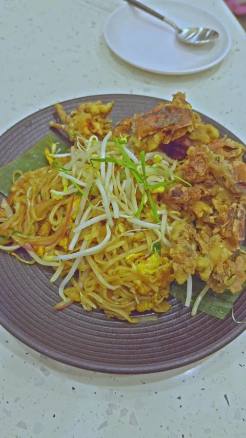 Zoom In on Soft Shell Crab Pad Thai with Bean Sprouts 스톡 동영상 314985091