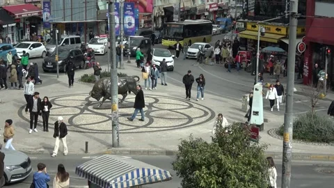 Zoom in square with the bronze bull statue and and busy street Vidéo 332994141