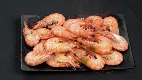 Zoom In on Steaming Hot Cooked Vietnamese Whiteleg Shrimp on Plate Vidéo 339636203