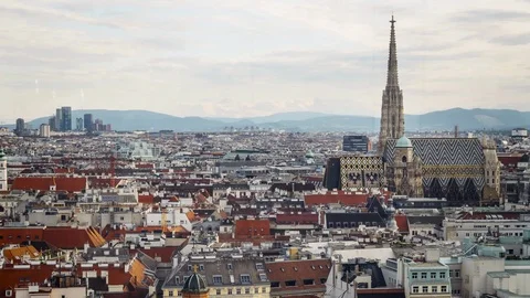 Zoom on Stephansdom in Vienna Video stock 92613802