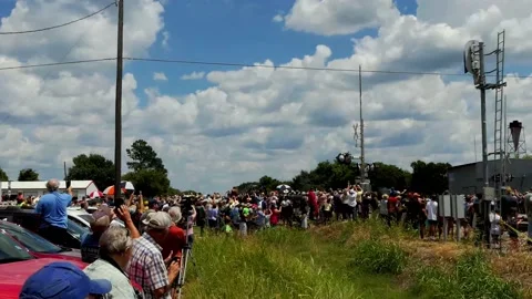 Zoom into surprisingly big crowd for arrival of Big Boy 4014 in small Texas town Видео 159245206