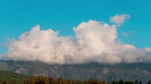 Zoom in time lapse of clouds forming over mountains 스톡 동영상 246712375