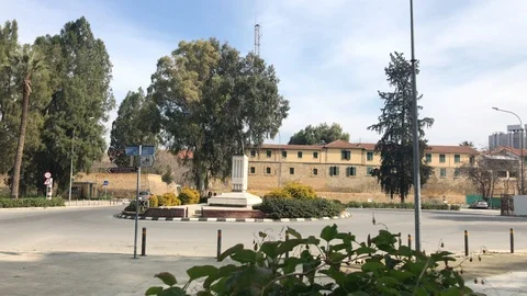 Zoom in Time Lapse Shot of a Man with Grenade  Statue on a Roundabout Video stock 101436706
