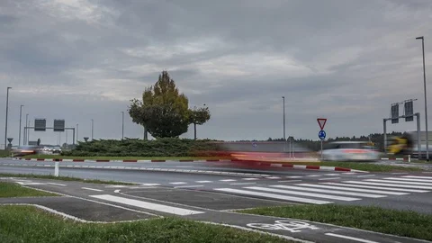 Zoom in time lapse traffic in roundabout with slow shutter speed effect Stock Footage 128955730