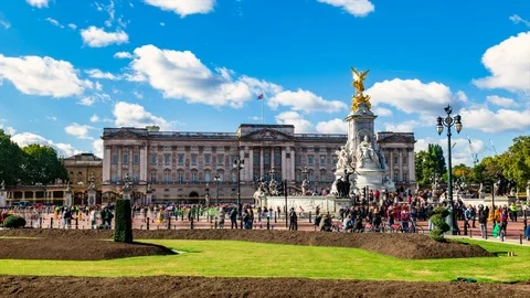 Zoom in time lapse view of Buckingham Palace in London Stock Footage 96414139