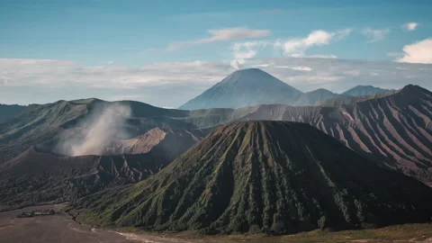 Zoom In Time Lapse View of Mount Bromo Volcano in East Java, Indonesia Vídeos de archivo 205909509
