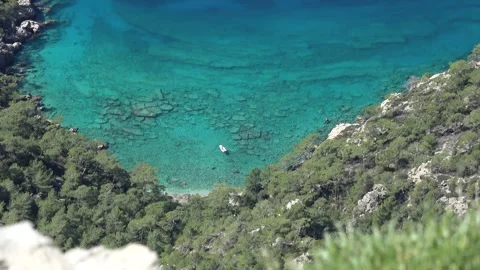 Zoom in a tiny boat in turquoise waters high-angle viewed from above Vidéo 333464737