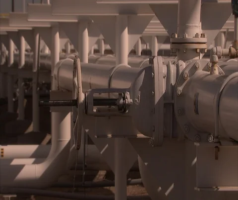 Zoom into valve on pipes at refinery Video stock 86748220