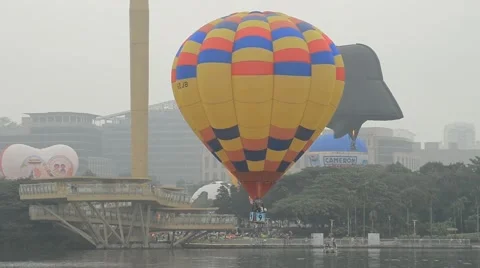 Zoom In View As Balloon Crashes Into Lake at Putrajaya Hot Air Balloon Festival 스톡 동영상 47874280