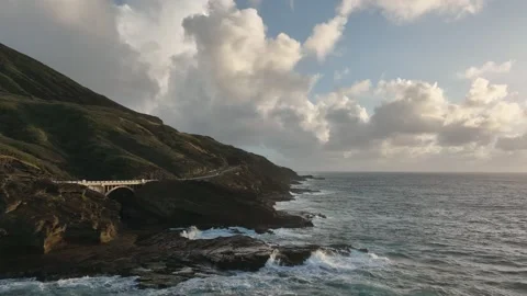 A zoom in view of Koko crater along the coast on the East side of Oahu, Hawaii. Stock Footage 233293115