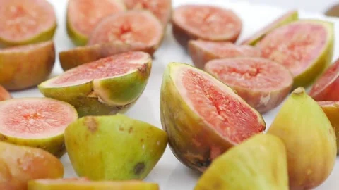 Zoom in view of slices of figs on a white table Vídeo Stock 148216064