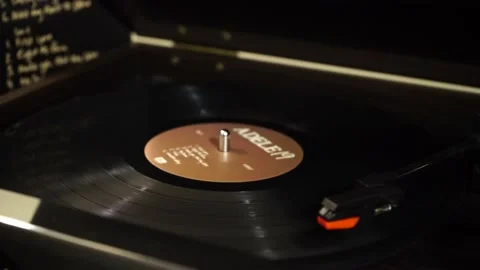 Zoom of Vinyl Player in 4K Vidéo 152782348