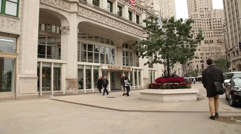 Zoom into Wrigley Building - Chicago Video stock 40263783