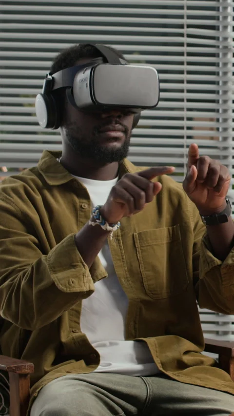 Zoomer in VR Goggles Developing App in Office 動画素材 302886357