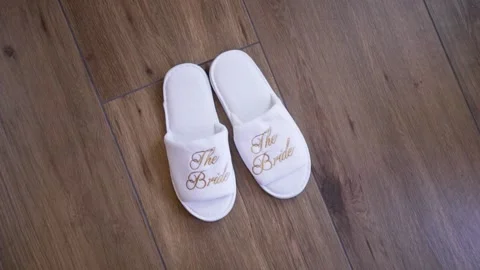 Zooming in on the bride's slippers Vídeos de archivo 222099801