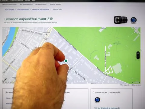 Zooming the computer tablet screen of a delivery map by Amazon French site of a Foto stock