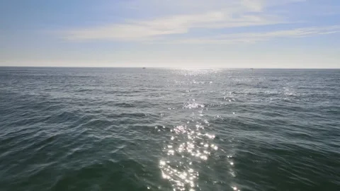 Zooming Into the Deep: Mesmerizing Ocean Drone Shot Stockbeeldmateriaal 146490786