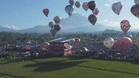 Zooming effect Hot air balloon festival made of colorful paper Stock Footage 291491079