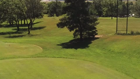Zooming out shot of golfer 動画素材 250352246