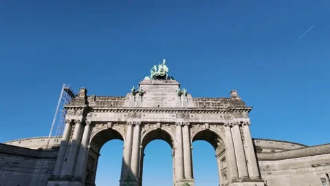 Zooming view of Cinquantenaire Arch in Brussels under clear blue sky Stock Footage 305578094
