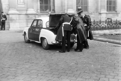  Zu Besuch in Paris Eine Polizeistreife mit Wagen im Tuileriengarten, Pari... Stock Photos