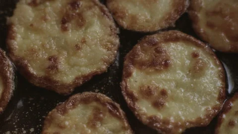 Zucchini, cut into rings, are fried in oil in a pan Stockbeeldmateriaal 337112882
