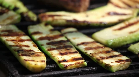 Zucchini on grill Stockbeeldmateriaal 62687715