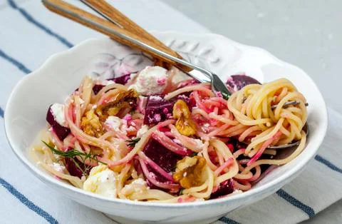Zucchini pasta with beetroot sauce, Foto stock