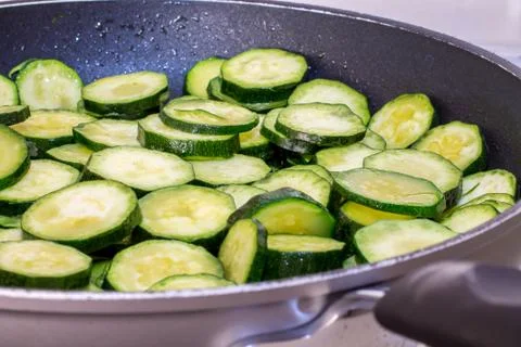 Zucchini while cooking Foto stock