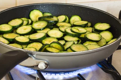 Zucchini while cooking Foto stock