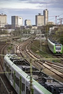  Zug auf den Gleisen westlich des Hauptbahnhof von Essen, Skyline der Inne... Stock Photos