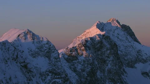 The Zugspitze gets the first light of the day. Vídeos de archivo 102217176