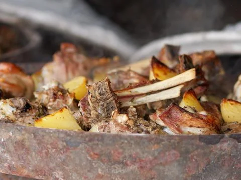 Zum zeri lamb cooked in a really big container called testo a tasty special.. Foto stock