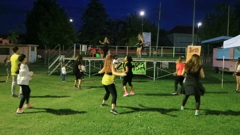A zumba lesson on the lawn 動画素材 105227345