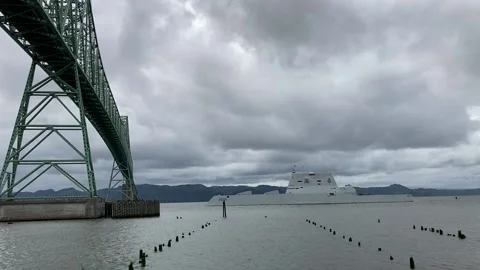 A Zumwalt-Class destroyer passes under the Astoria-Megler Bridge 動画素材 229795146