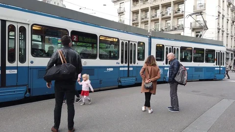 Zurich, Tram no 2 approaching station, Paradeplatz Video stock 109146482