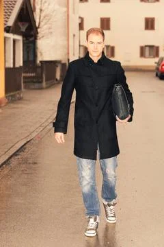 Zuversichtlich stilvoller junger Mann zu Fuß in de Zuversichtlich stilvoll.. Stock Photos