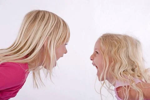 Zwei blonde Mädchen, 6 und Jahre alt, Schulmädchen, schreien sich an, MR:Y. Stock Photos