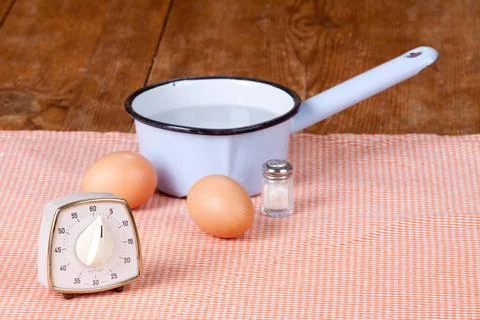 Zwei Eier Zwei Eier mit Topf und Eieruhr Two eggs with pot and clock Copyr... 스톡 사진