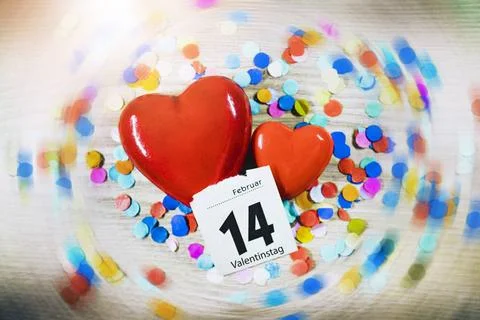 Zwei Herzen mit Konfetti und einem Kalenderblatt vom 14. Februar, Symbolfo... Stock Photos