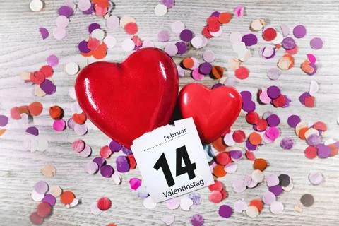 Zwei Herzen mit Konfetti und einem Kalenderblatt vom 14. Februar, Symbolfo... Stock Photos