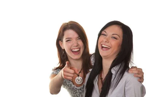  Zwei junge Frauen brechen in Gelächter aus Zwei junge Mädchen sehen etwas. Stock Photos