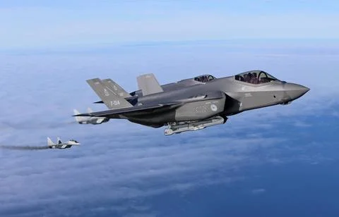  Zwei Kampfflugzeuge vom Typ Lockheed Martin F-35A Lightning II der nieder... Stock Photos