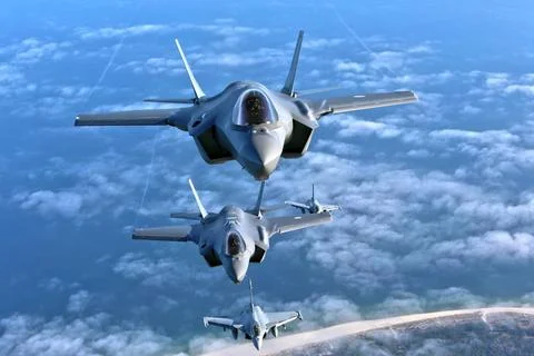  Zwei Kampfflugzeuge vom Typ Lockheed Martin F-35A Lightning II der nieder... Stock Photos